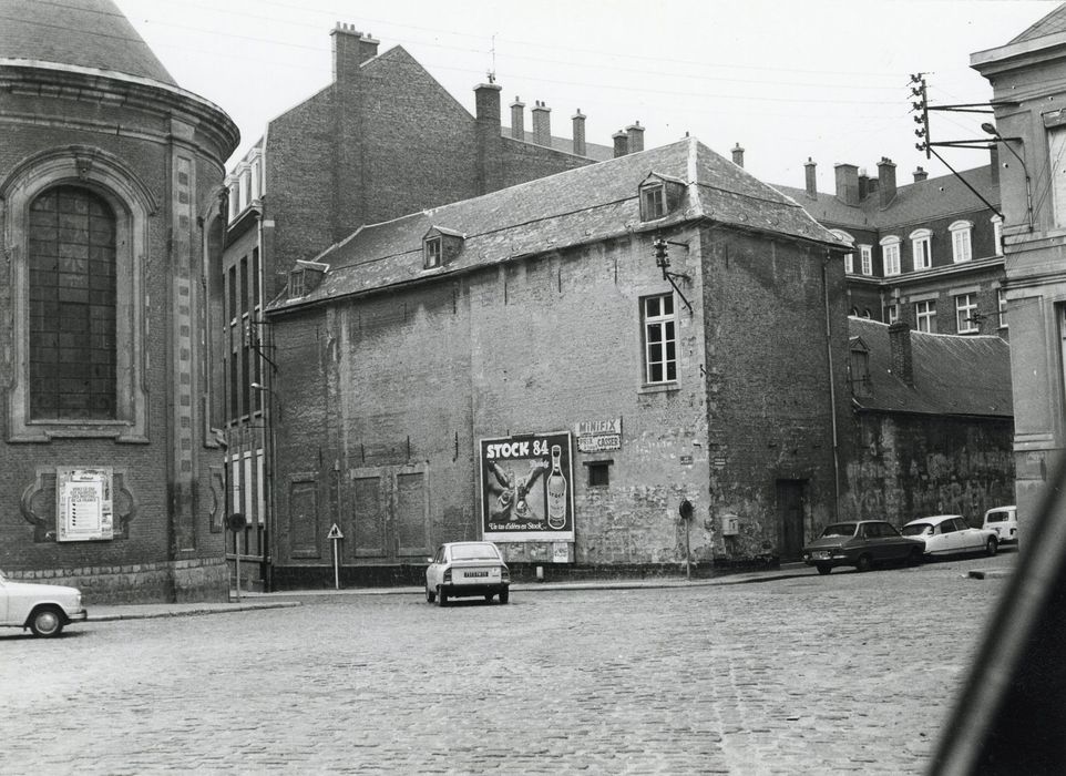 vue générale du bâtiment dans son environnement urbain