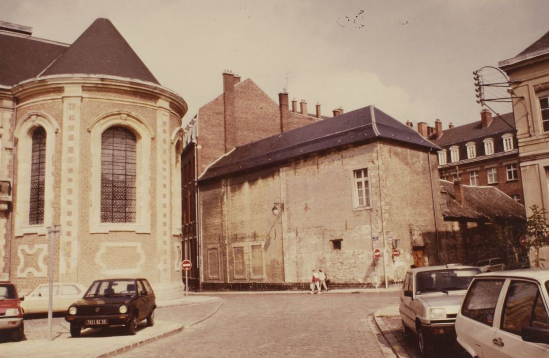 vue générale du bâtiment dans son environnement urbain