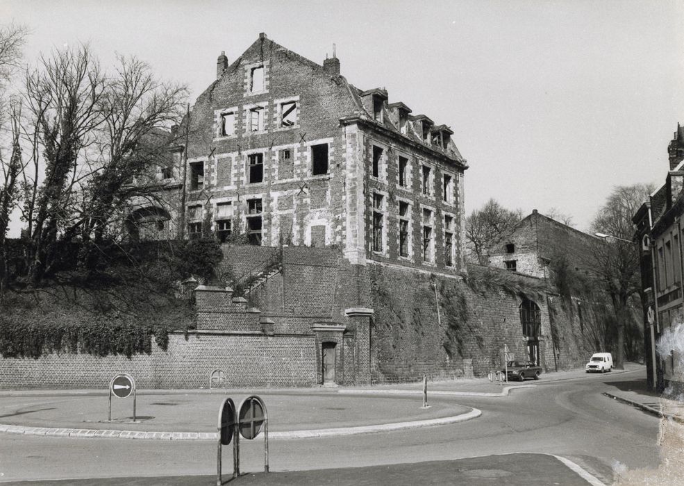 bâtiments de l’hôpital militaire surplombant la fortification