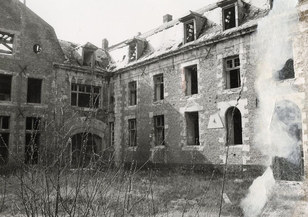 bâtiments de l’hôpital militaire, vue partielle des façades sur cour