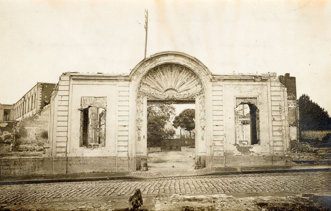 façade sur rue, vue partielle des ruines