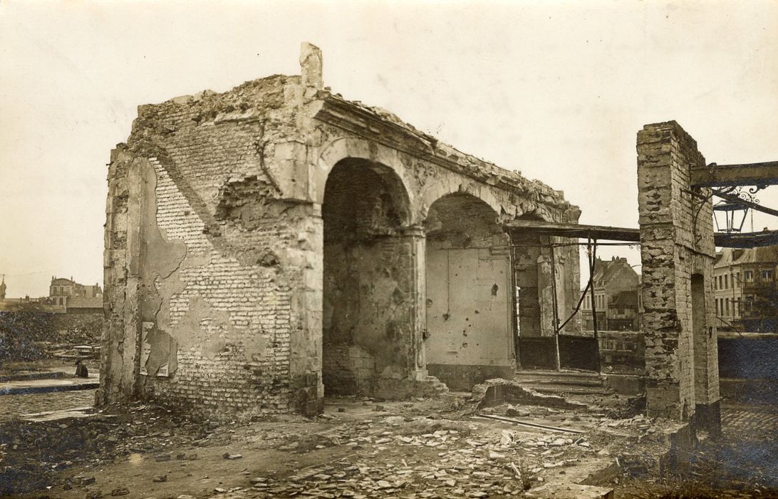 façade latérale et postérieure, vue partielle des ruines