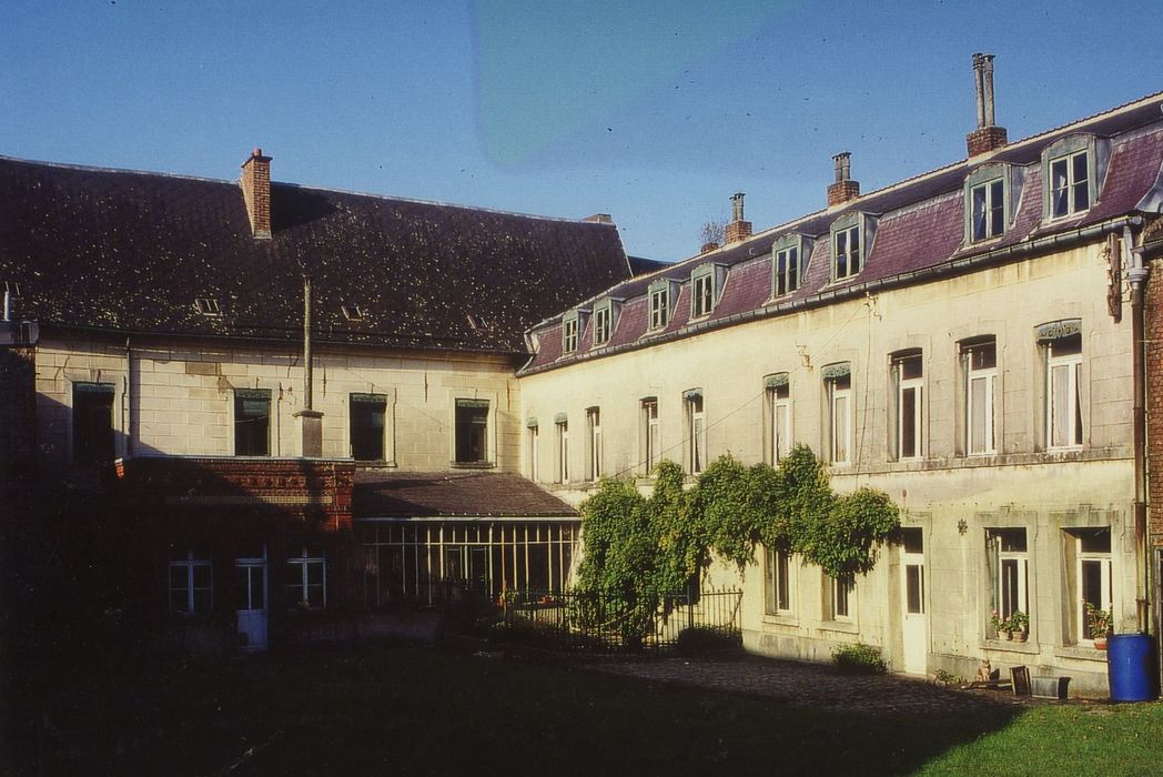 logement patronal en fond de cour