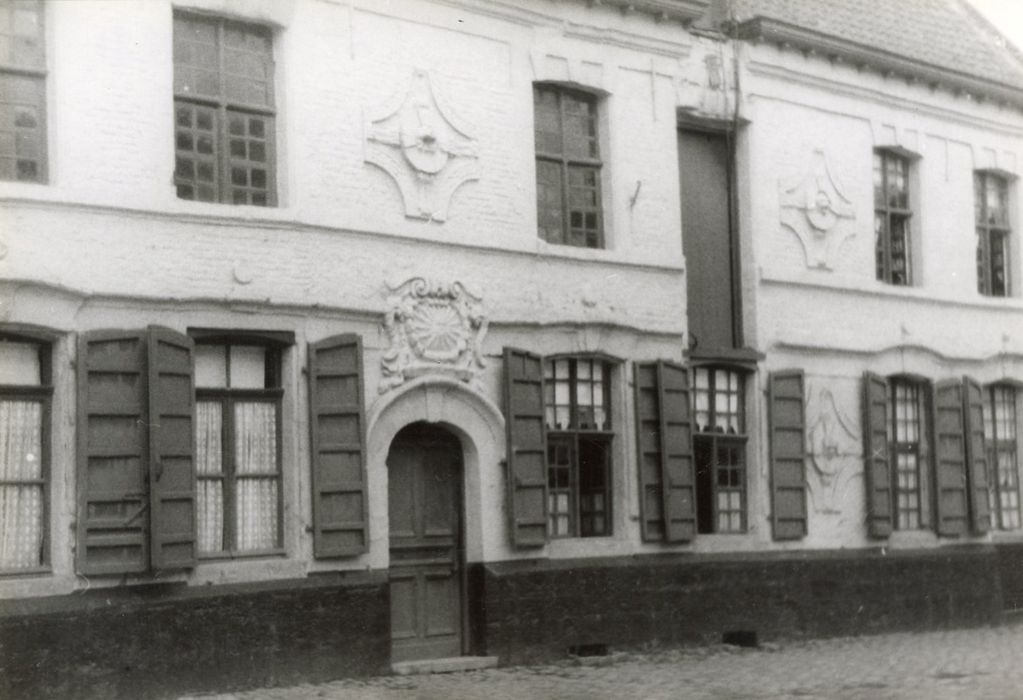 façade sur rue, vue partielle