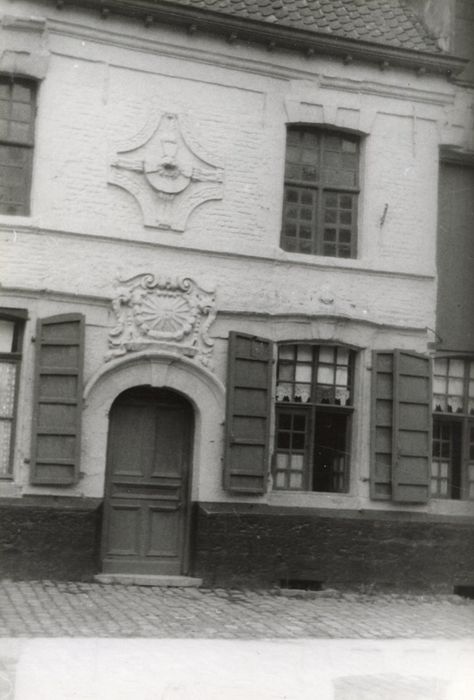 façade sur rue, vue partielle