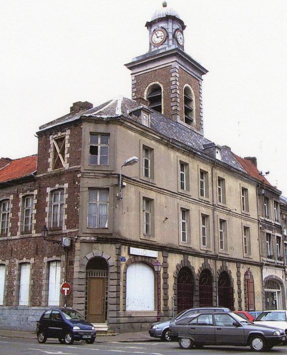 Corps de garde - beffroi et maisons attenantes