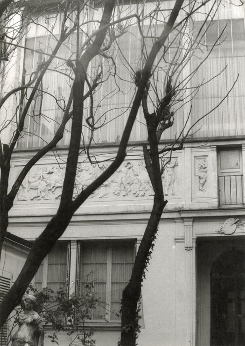 immeuble en fond de cour, vue partielle de la façade