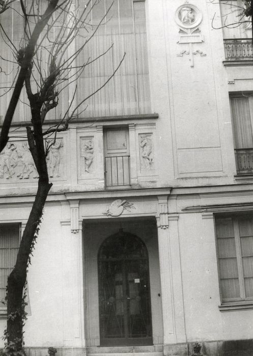 immeuble en fond de cour, vue partielle de la façade