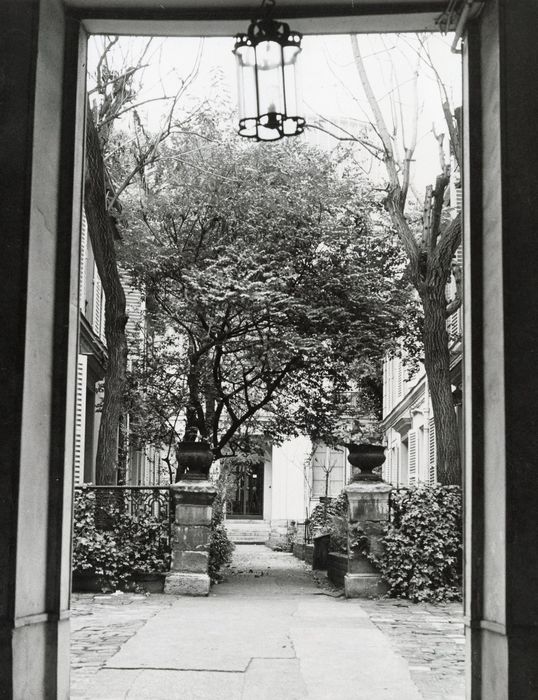 cour intérieure, vue partielle des façades