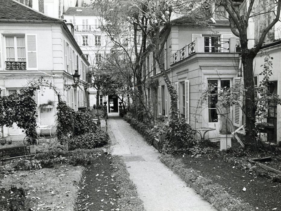 cour intérieure, vue générale des façades