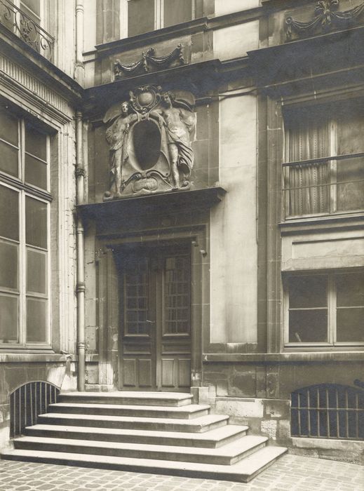 cour intérieure, porte d’accès au logis