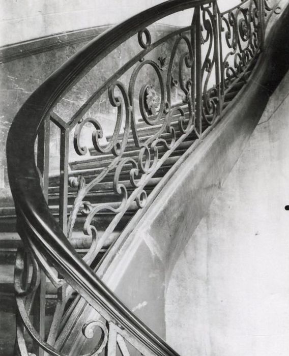 escalier monumental, rampe en fer forgé, vue partielle