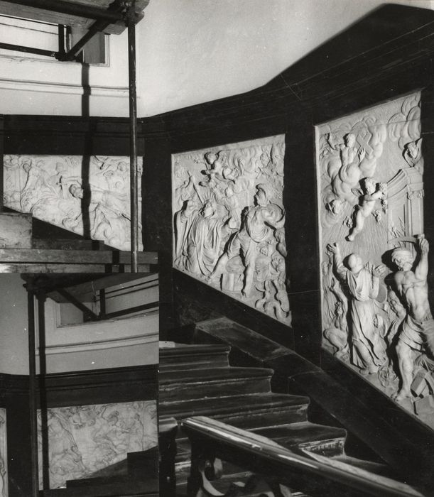 bas-reliefs : Scènes de la prise de l’abbaye de saint Amand par les normands, vue partielle