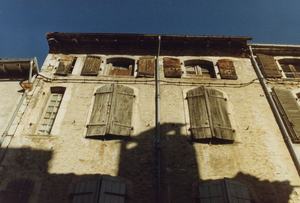 façade sur rue, vue partielle