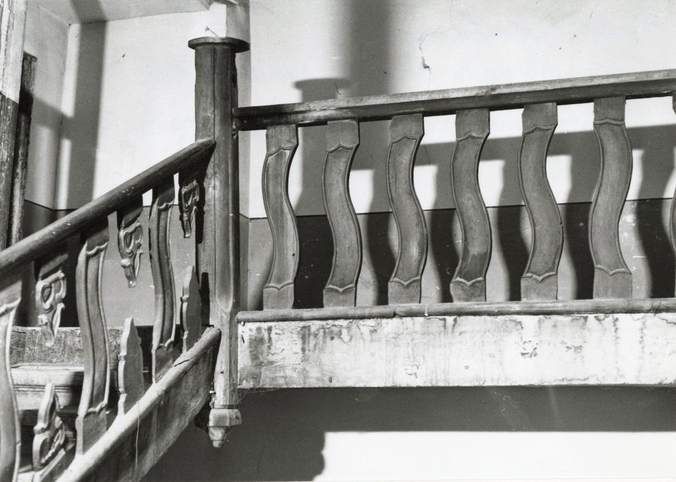 escalier, vue partielle de la rampe