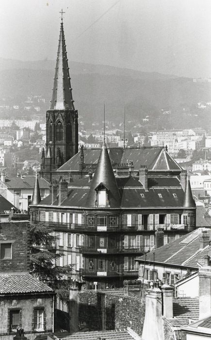 vue partielle de l’église dans son environnement urbain depuis le Sud-Est