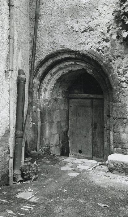 ancien cloître, détail de la porte située à l’angle nord-ouest