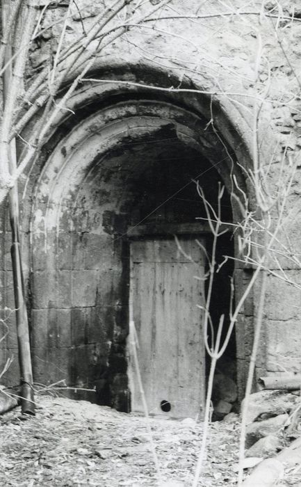 ancien cloître, détail de la porte située à l’angle nord-ouest