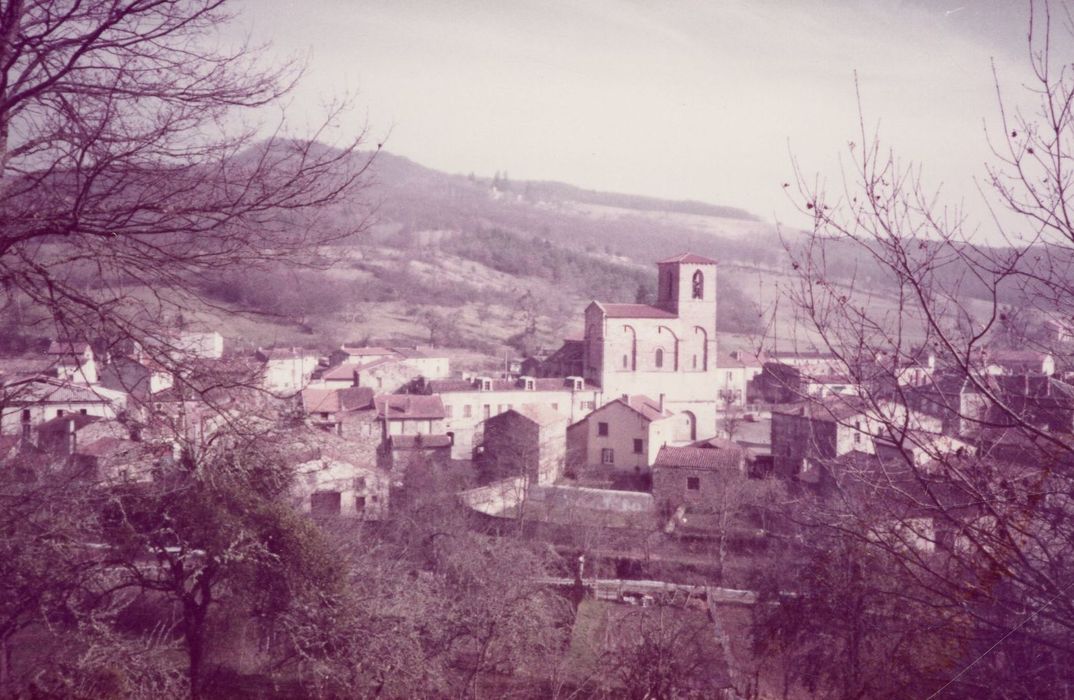 vue générale de l’église dans son environnement depuis le Nord-Ouest