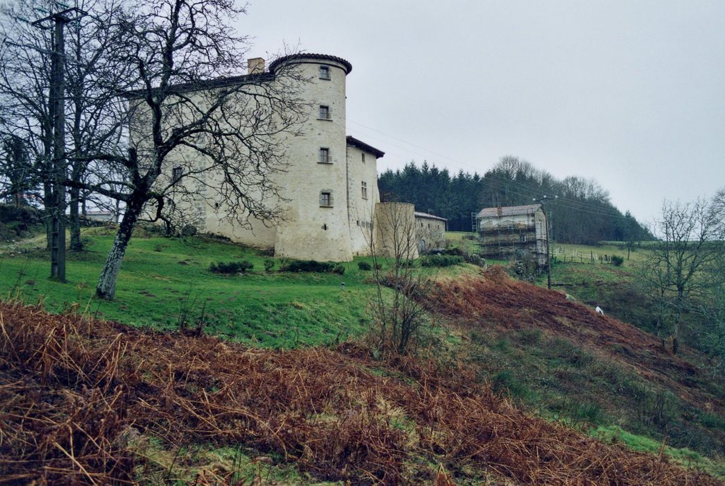 vue partielle du château dans son environnement depuis le Nord-Ouest