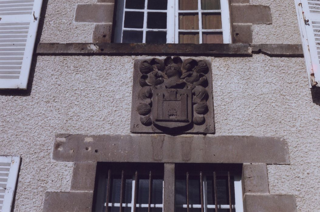 façade est, détail d’un bas-relief armorié aux armes de la famille Murat