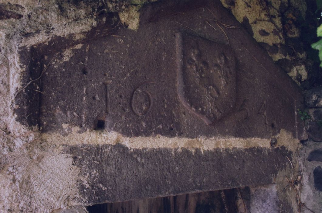 chapelle des eaux, détail du linteau de porte aux armes de la ville de Riom