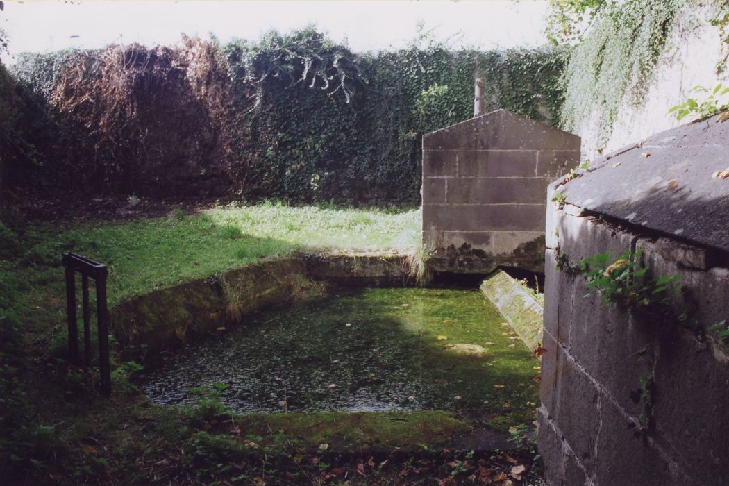 enclos avec bassin et captage, vue partielle