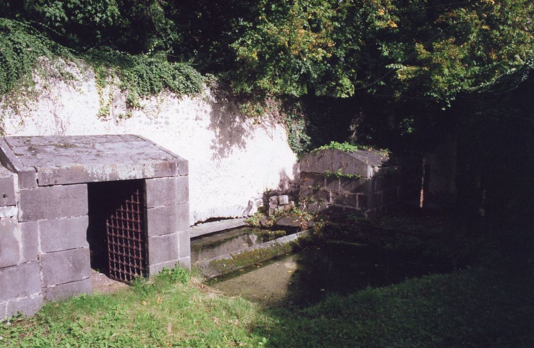 enclos avec bassin et captage, vue partielle