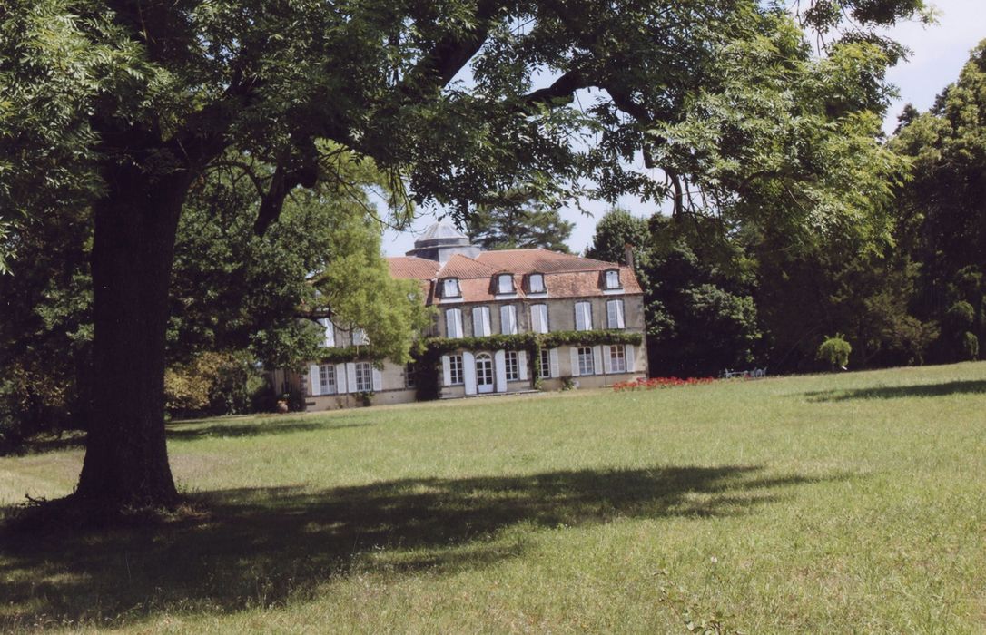 vue partielle du château dans son environnement depuis le Nord-Ouest