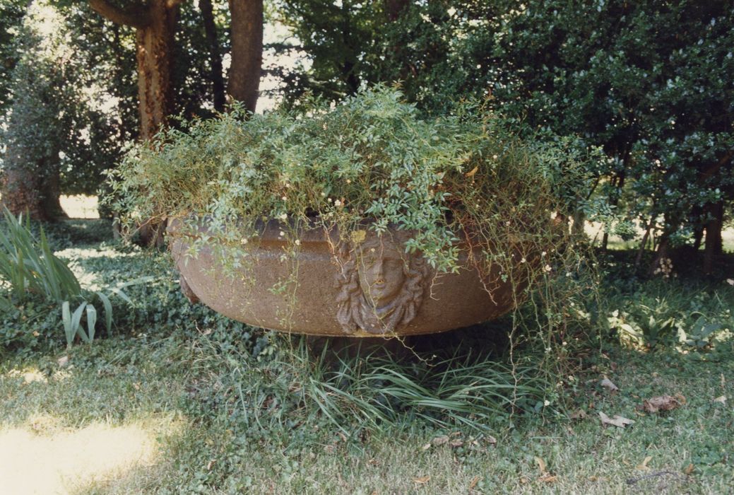 jardin, détail d’une vasque de fontaine