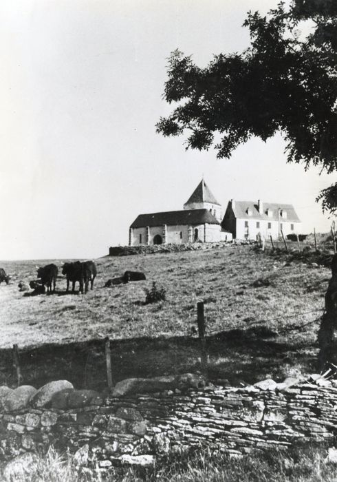 vue générale de l’église dans son environnement depuis le Sud-Est