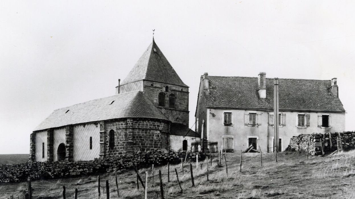 vue générale de l’église dans son environnement depuis le Sud-Est