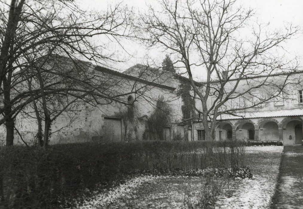 à gauche l’ancienne chapelle, façade sud