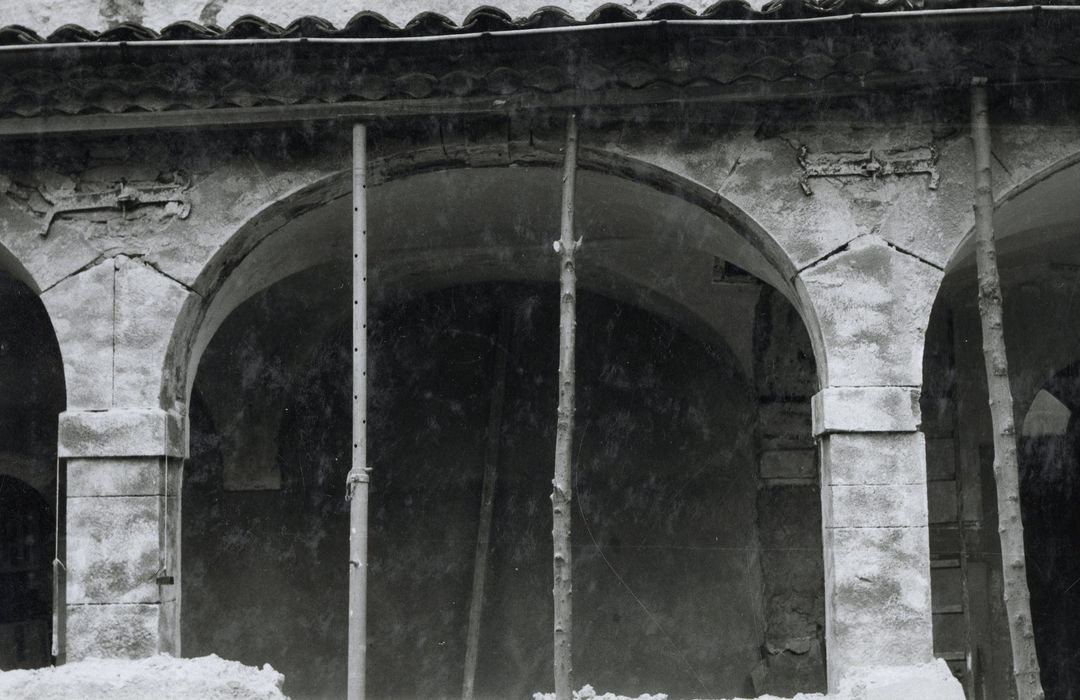 façade sud, galerie du cloître, vue partielle