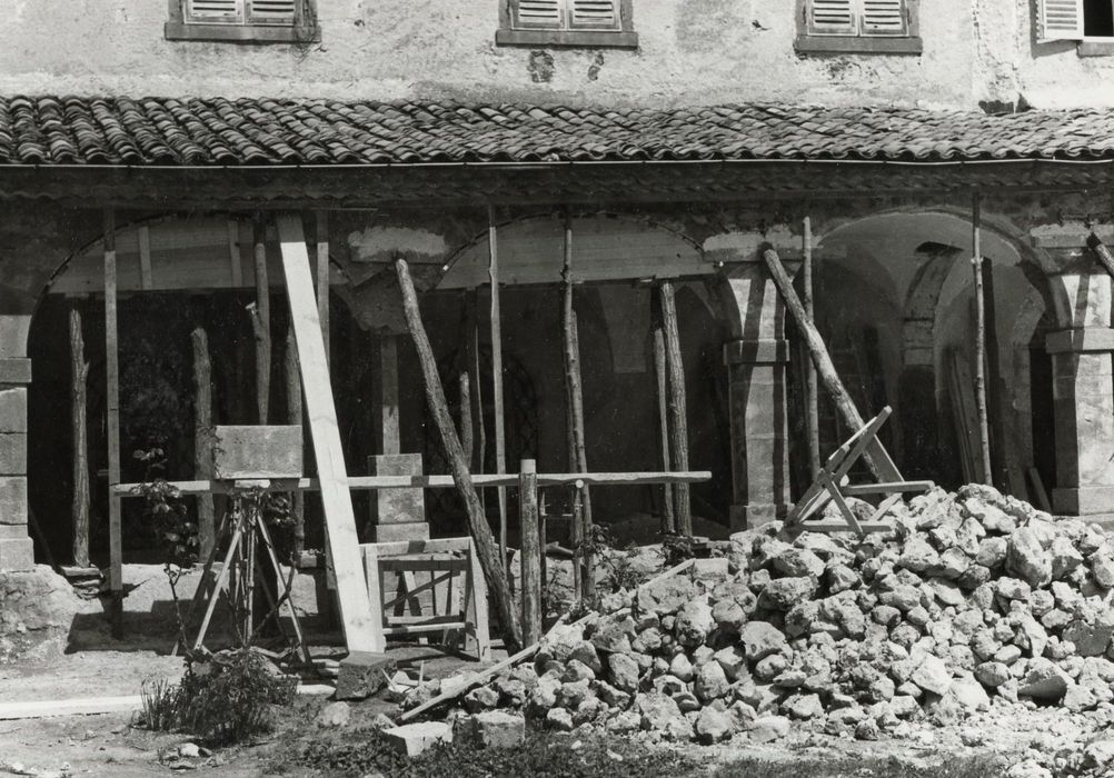 façade sud, galerie du cloître, vue partielle