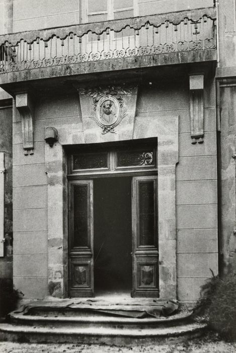 façade sur cour, porte d’accès