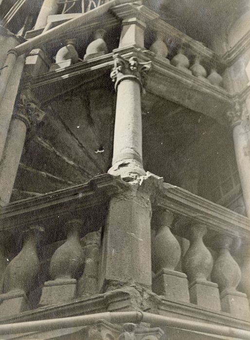 escalier sur cour, vue partielle