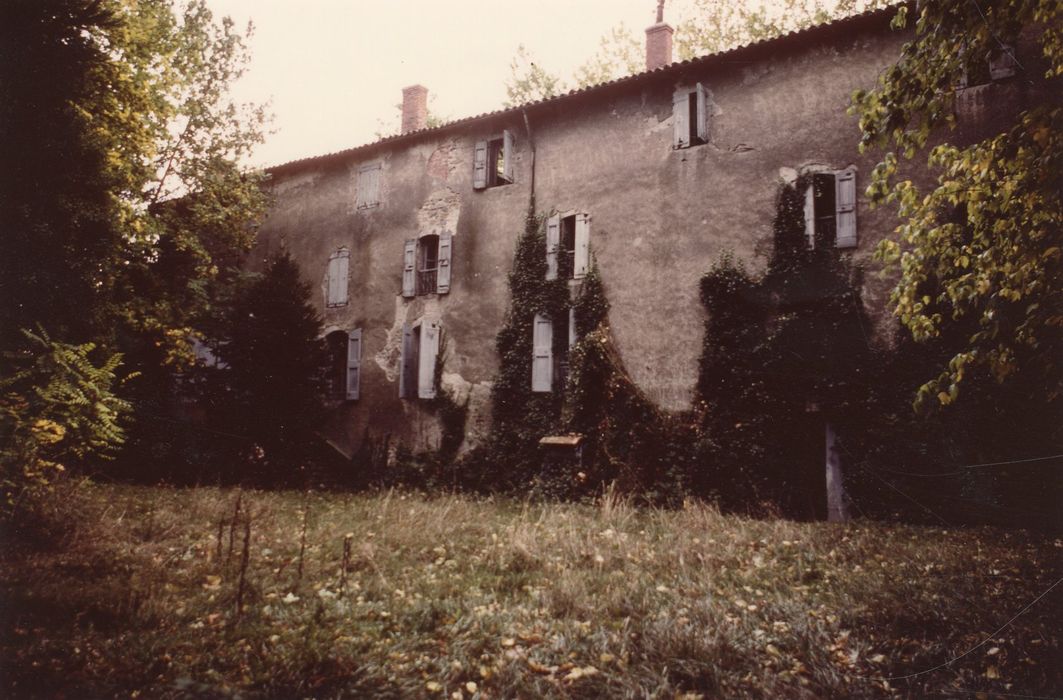 bâtiment situé dans le prolongement est, façade nord