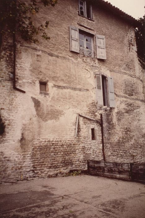 bâtiment situé dans le prolongement est, façade est