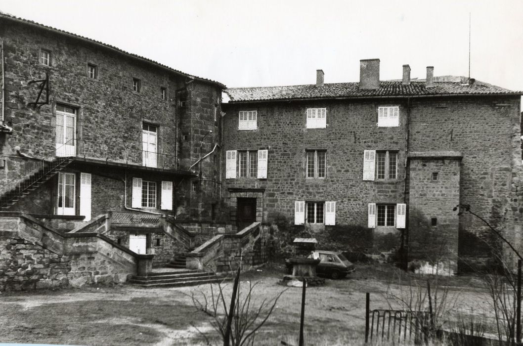 aile ouest, façade est sur cour