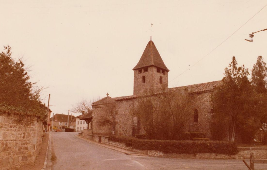 vue partielle de l’église dans son environnement depuis le Sud-Est