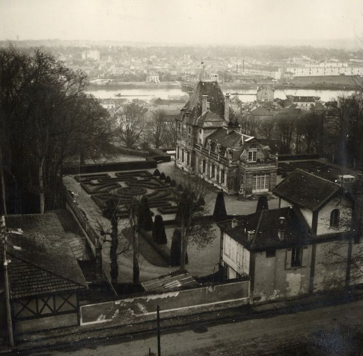 Vue générale du château dans son environnement depuis le Nord-Ouest