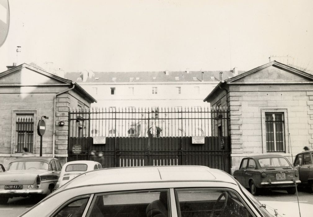 pavillon Boncourt, grille d’accès à la cour d’honneur