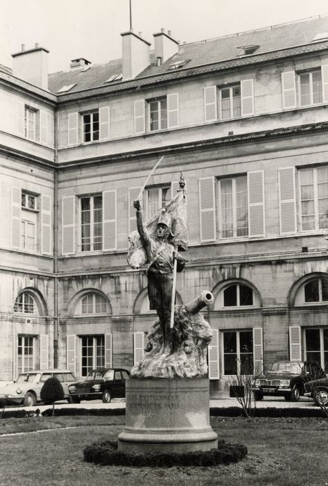 pavillon Boncourt, statue située au centre de la cour d’honneur