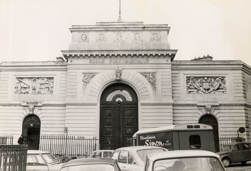 La Boîte à Claque, bâtiment d’entrée