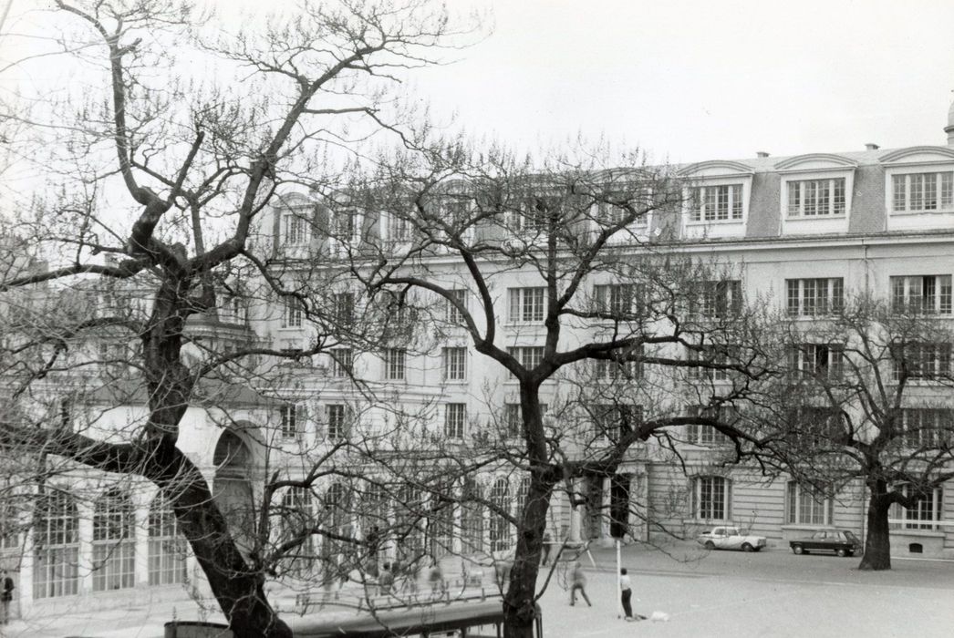 Pavillon Foch, façade sur cour, vue partielle