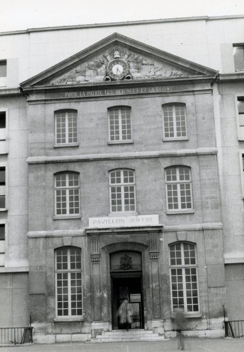 Pavillon Joffre, façade sur cour, avant-corps central