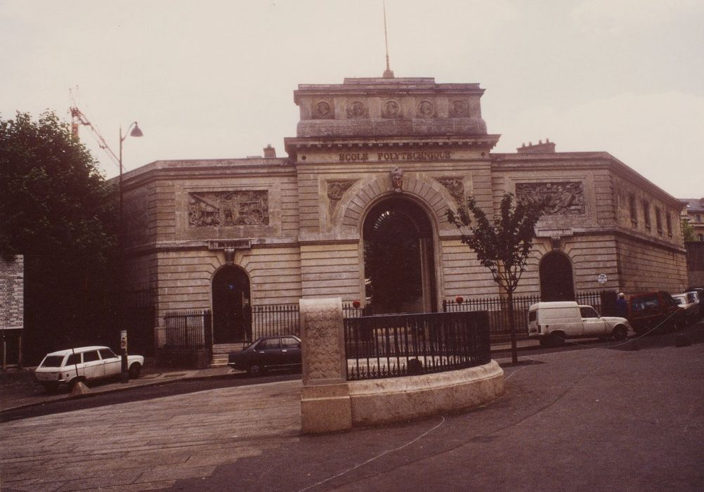 La Boîte à Claque, bâtiment d’entrée