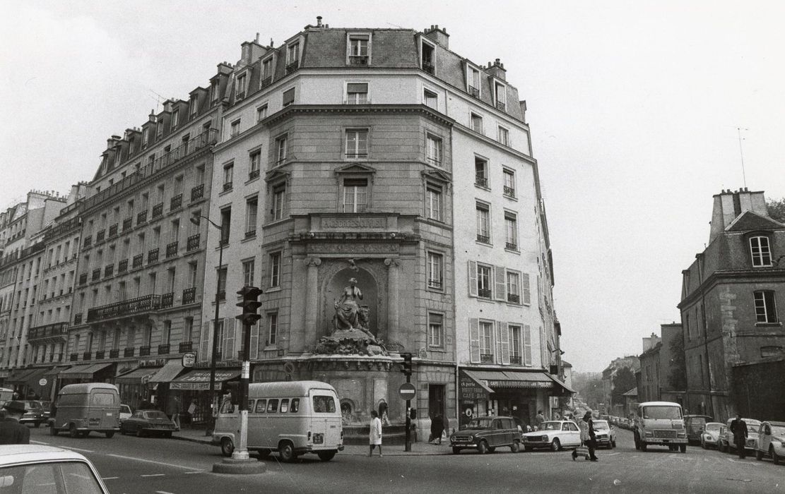 vue générale de la fontaine dans son environnement urbain