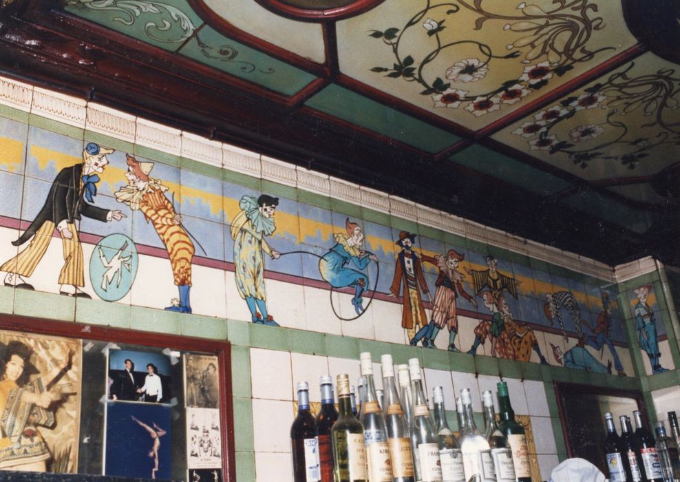 bar, vue partielle du décor mural